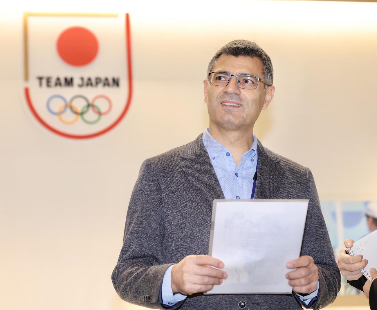 日本オリンピックミュージアム視察を終え記者の視察に答える、パリ五輪射撃混合エアピストル銀メダリストの「無課金おじさん」ことユスフ・ディケチ（撮影・河田真司）