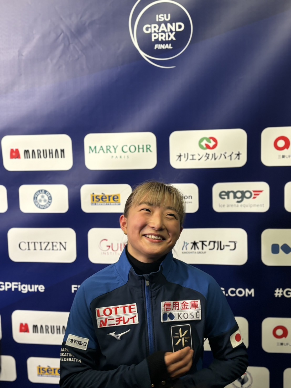 フィギュアスケートGPファイナルの女子公式練習後の取材に応じる坂本（撮影・松本愛香）