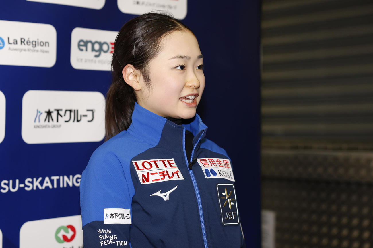 公式練習を終え、取材に応じる島田麻央（共同）