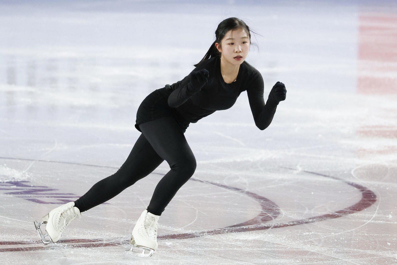 公式練習で調整するジュニア女子の中井亜美（共同）