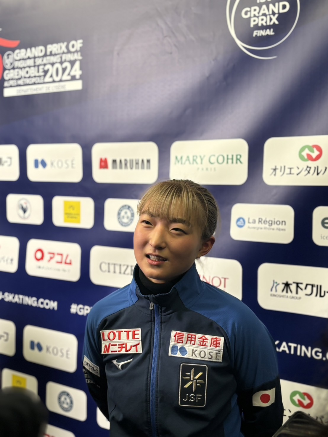 フィギュアスケートGPファイナルの女子公式練習後の取材に応じる坂本（撮影・松本愛香）
