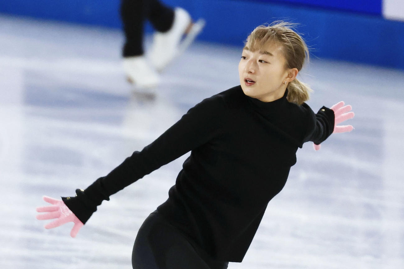 公式練習で調整する坂本花織（共同）