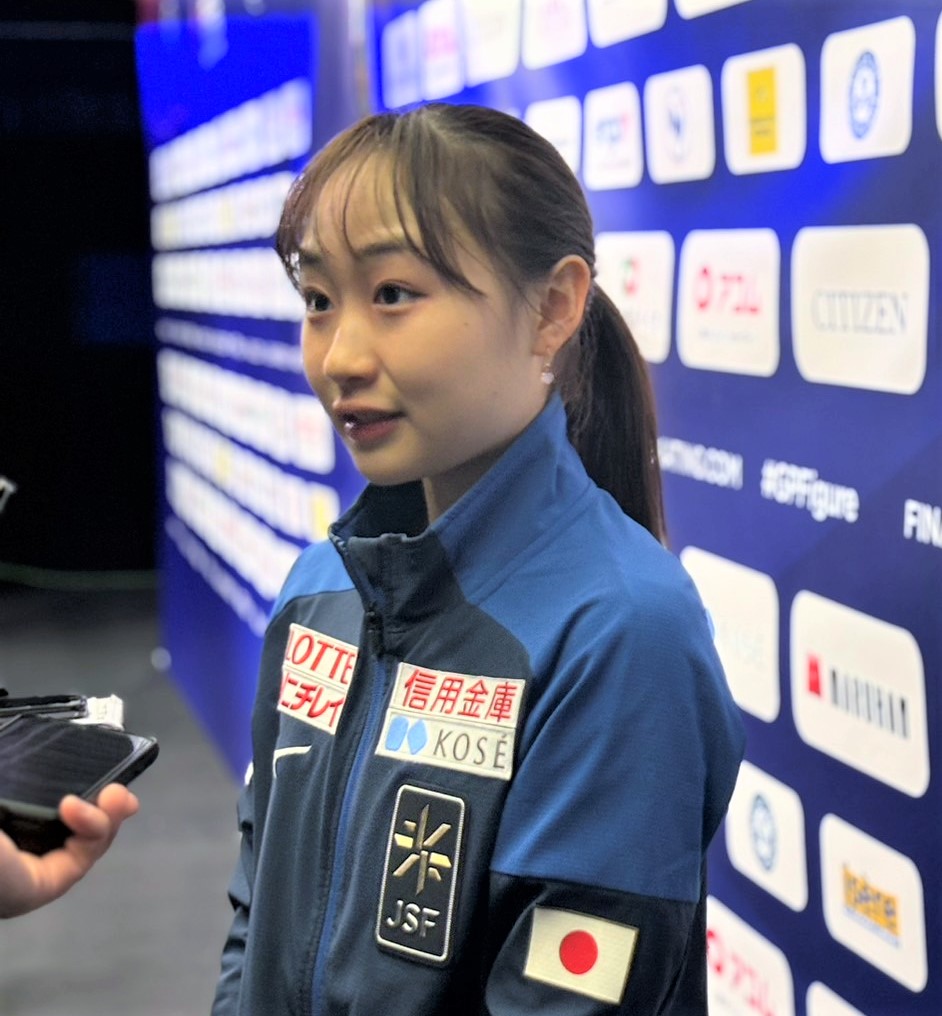 フィギュアスケートGPファイナルの女子公式練習後に取材に応じる松生（撮影・松本愛香）