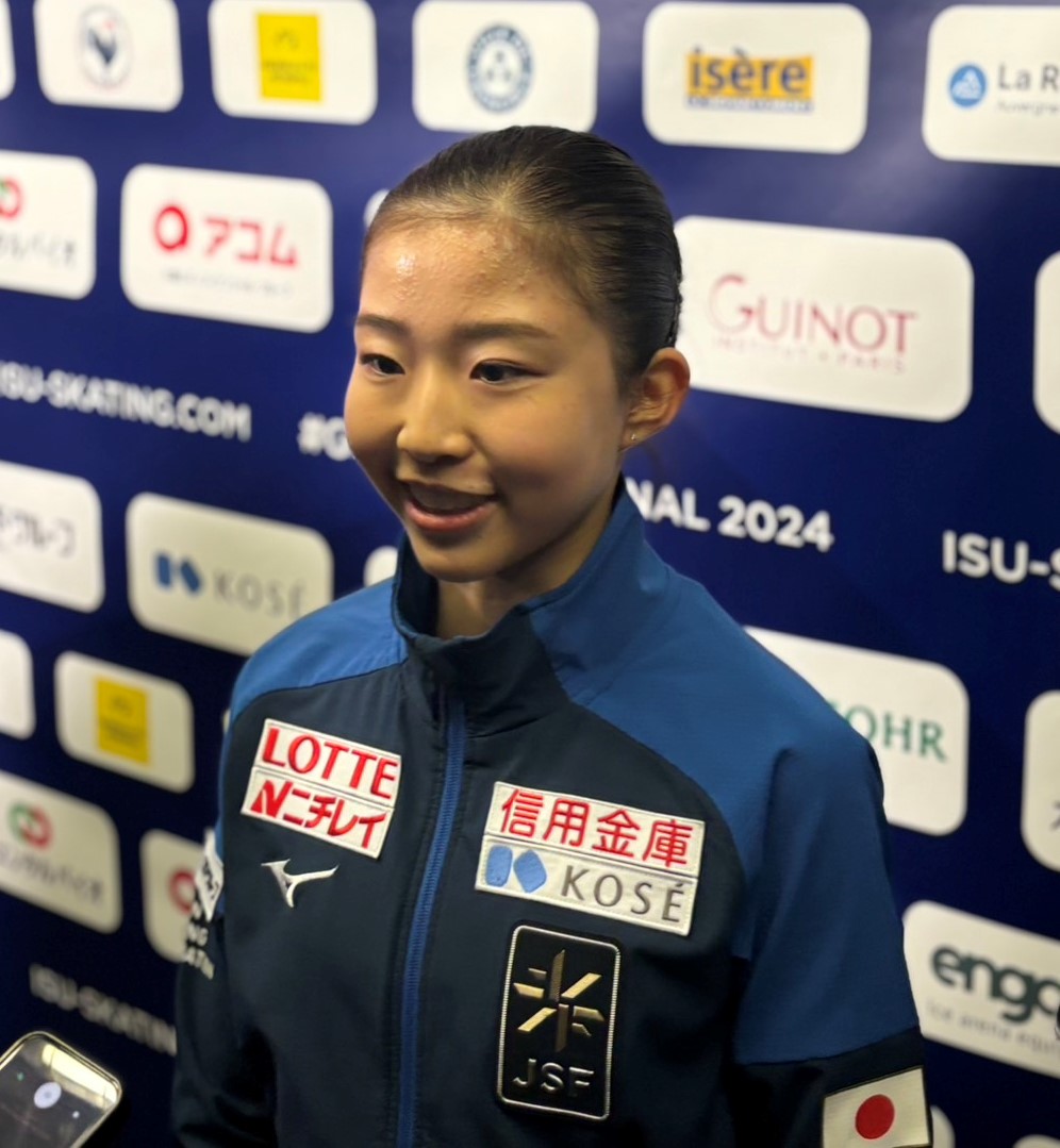 フィギュアスケートGPファイナルの女子公式練習後の取材で笑顔を見せる千葉（撮影・松本愛香）