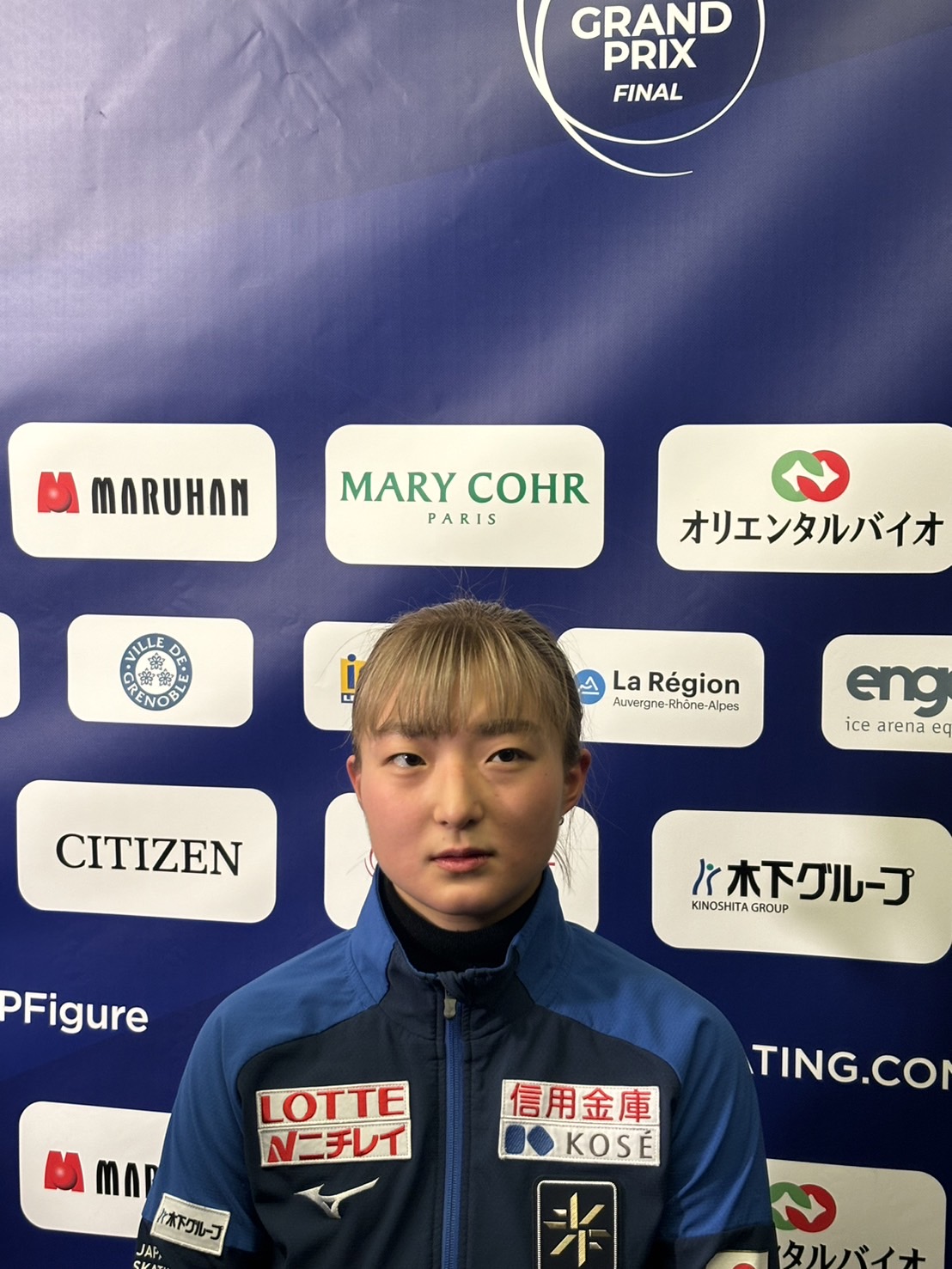 フィギュアスケートGPファイナルの女子公式練習後の取材に応じる坂本（撮影・松本愛香）