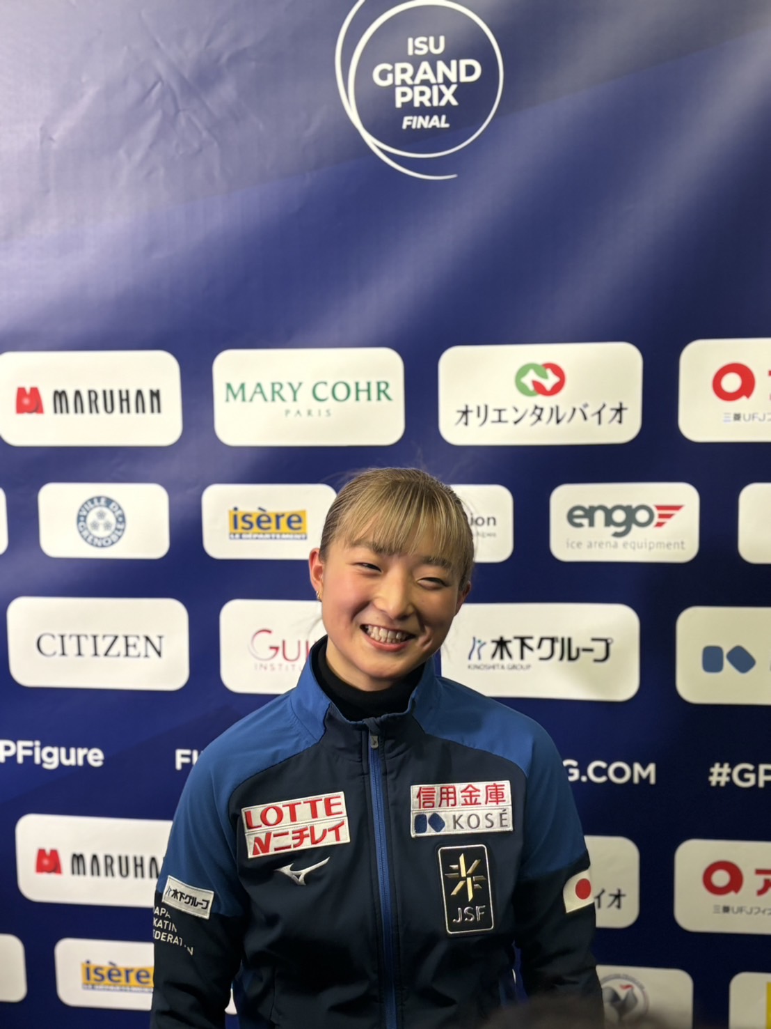 フィギュアスケートGPファイナルの女子公式練習後の取材に応じる坂本（撮影・松本愛香）