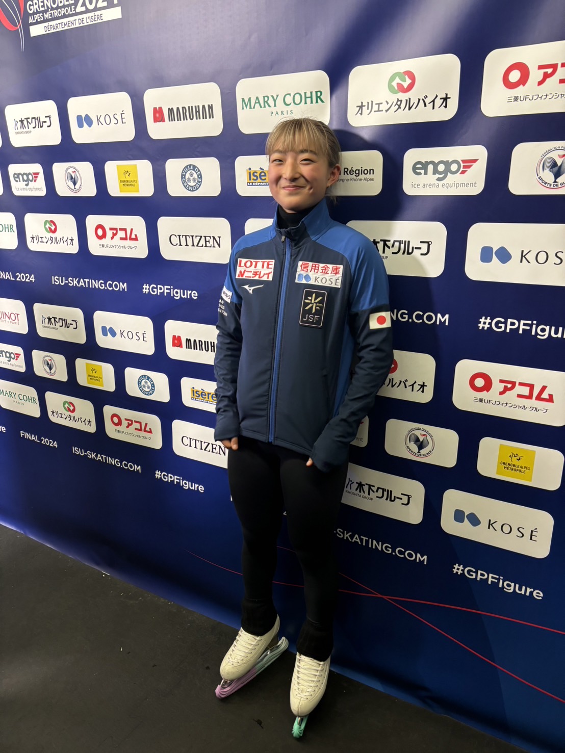 フィギュアスケートGPファイナルの女子公式練習後の取材に応じる坂本（撮影・松本愛香）