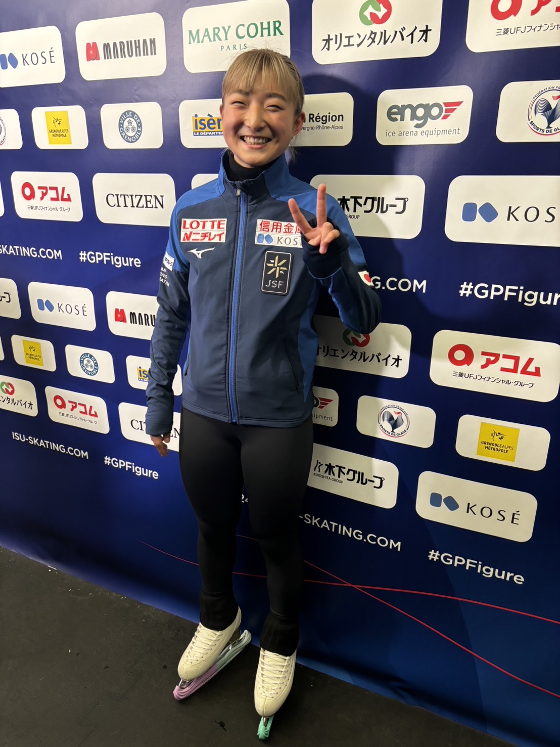 フィギュアスケートGPファイナルの女子公式練習を終えピースで撮影に応じる坂本（撮影・松本愛香）