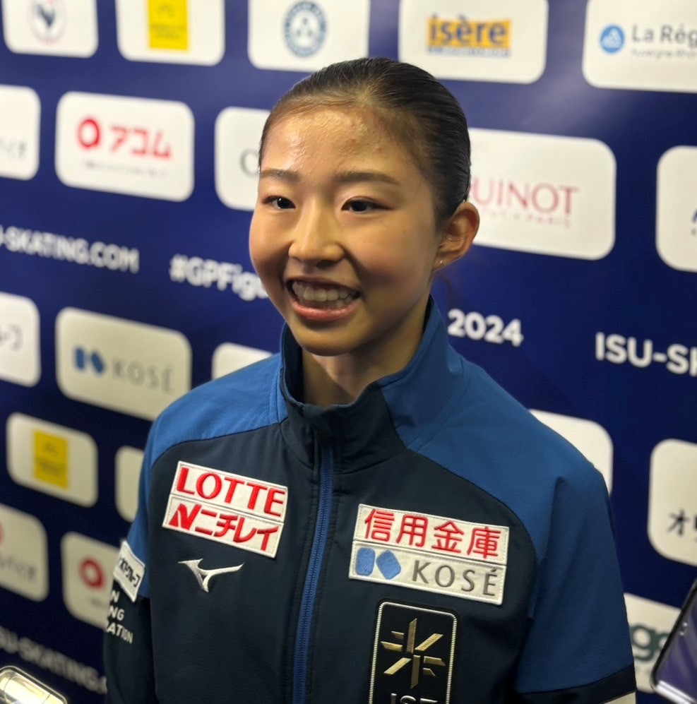フィギュアスケートGPファイナルの女子公式練習後の取材で笑顔を見せる千葉（撮影・松本愛香）