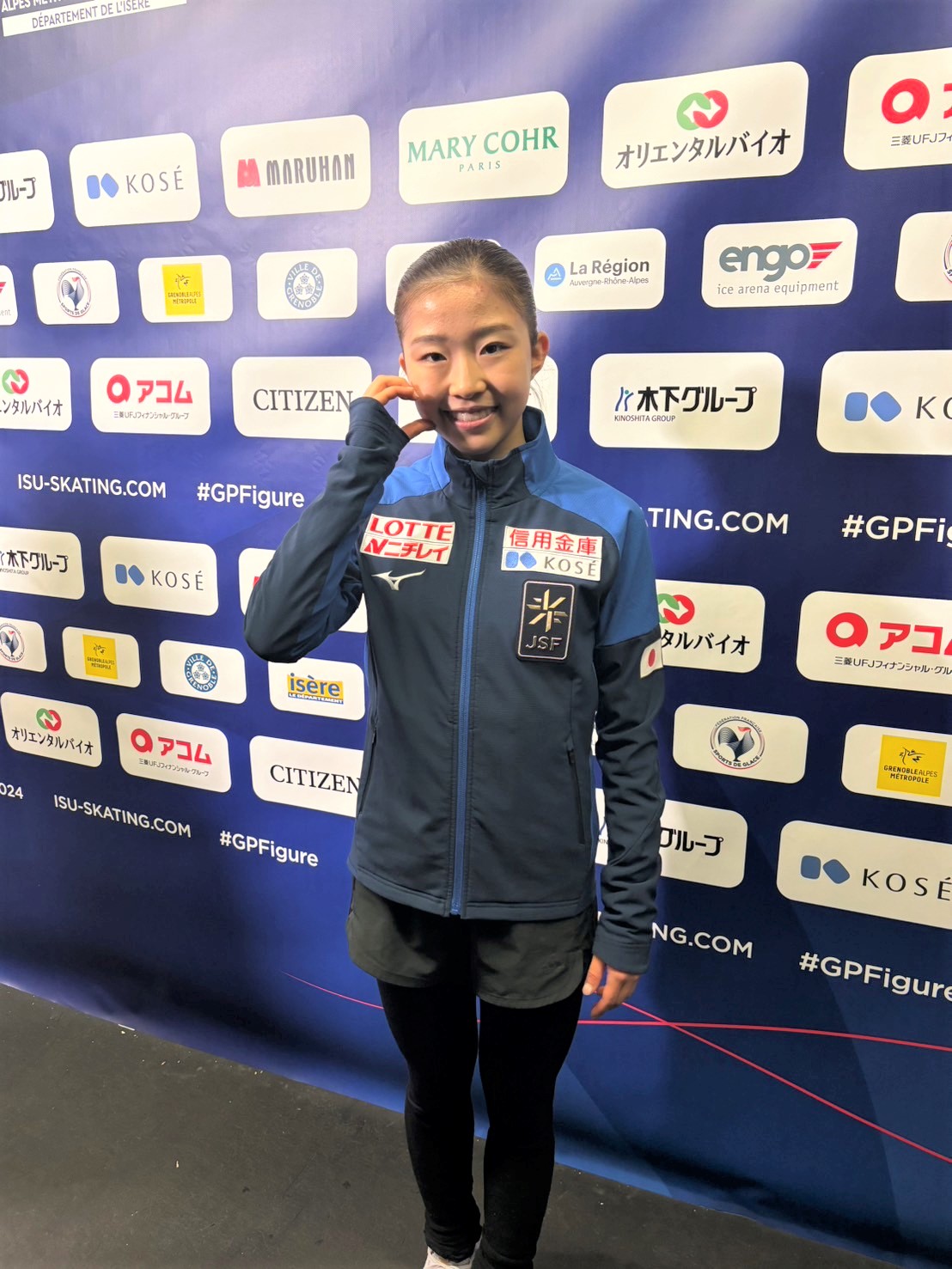 フィギュアスケートGPファイナルの女子公式練習後の取材で笑顔を見せる千葉（撮影・松本愛香）