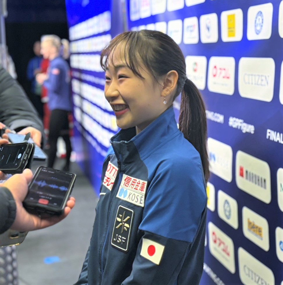 フィギュアスケートGPファイナルの女子公式練習後の取材で笑顔を見せる松生（撮影・松本愛香）