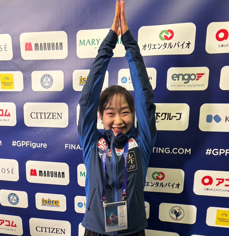 フィギュアスケートGPファイナルの女子公式練習後にエッフェル塔のポーズを取る松生（撮影・松本愛香）