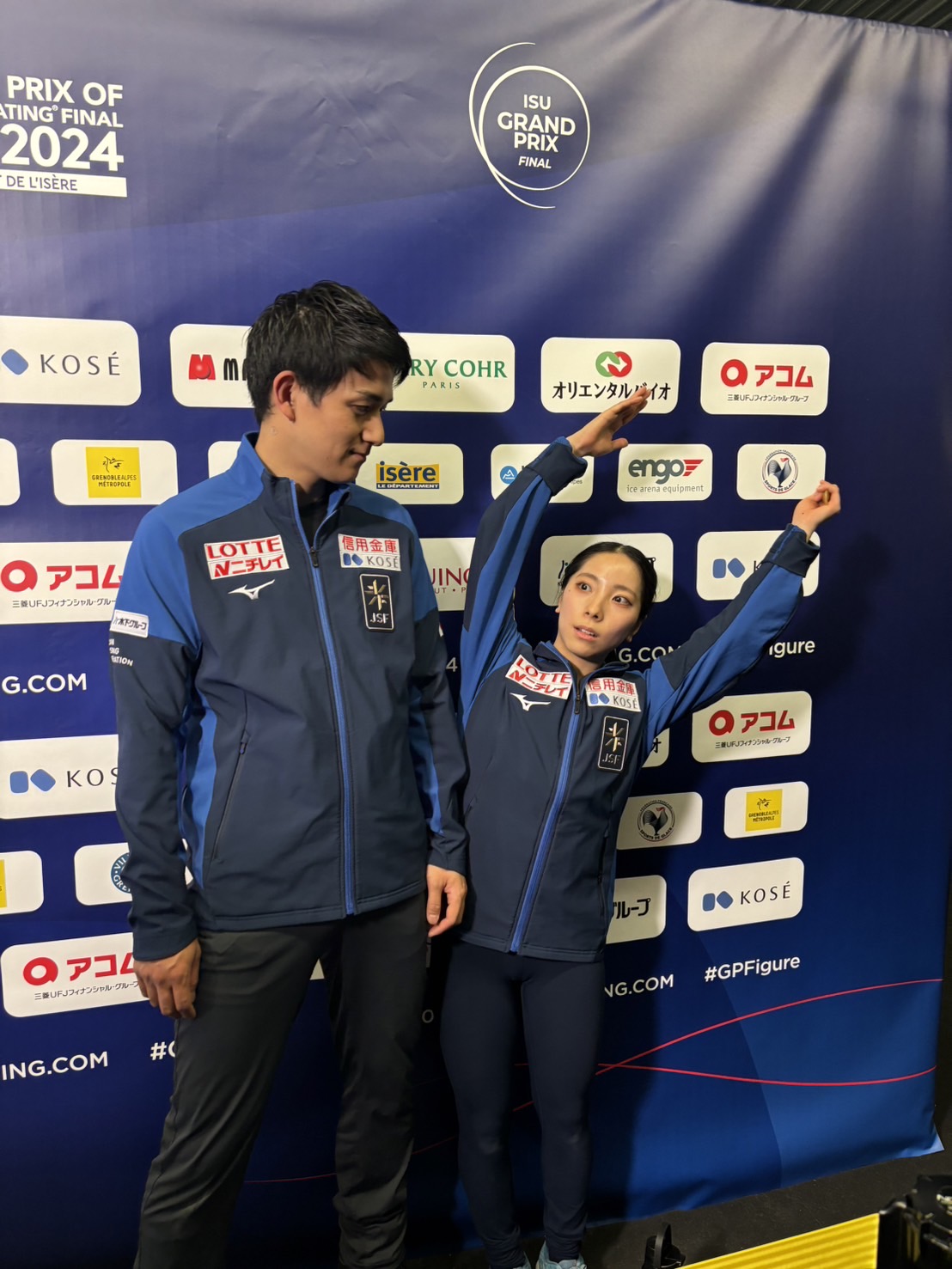 GPファイナルの公式練習を終えて演技のポーズを考える三浦璃来（右）、木原龍一組（撮影・松本愛香）