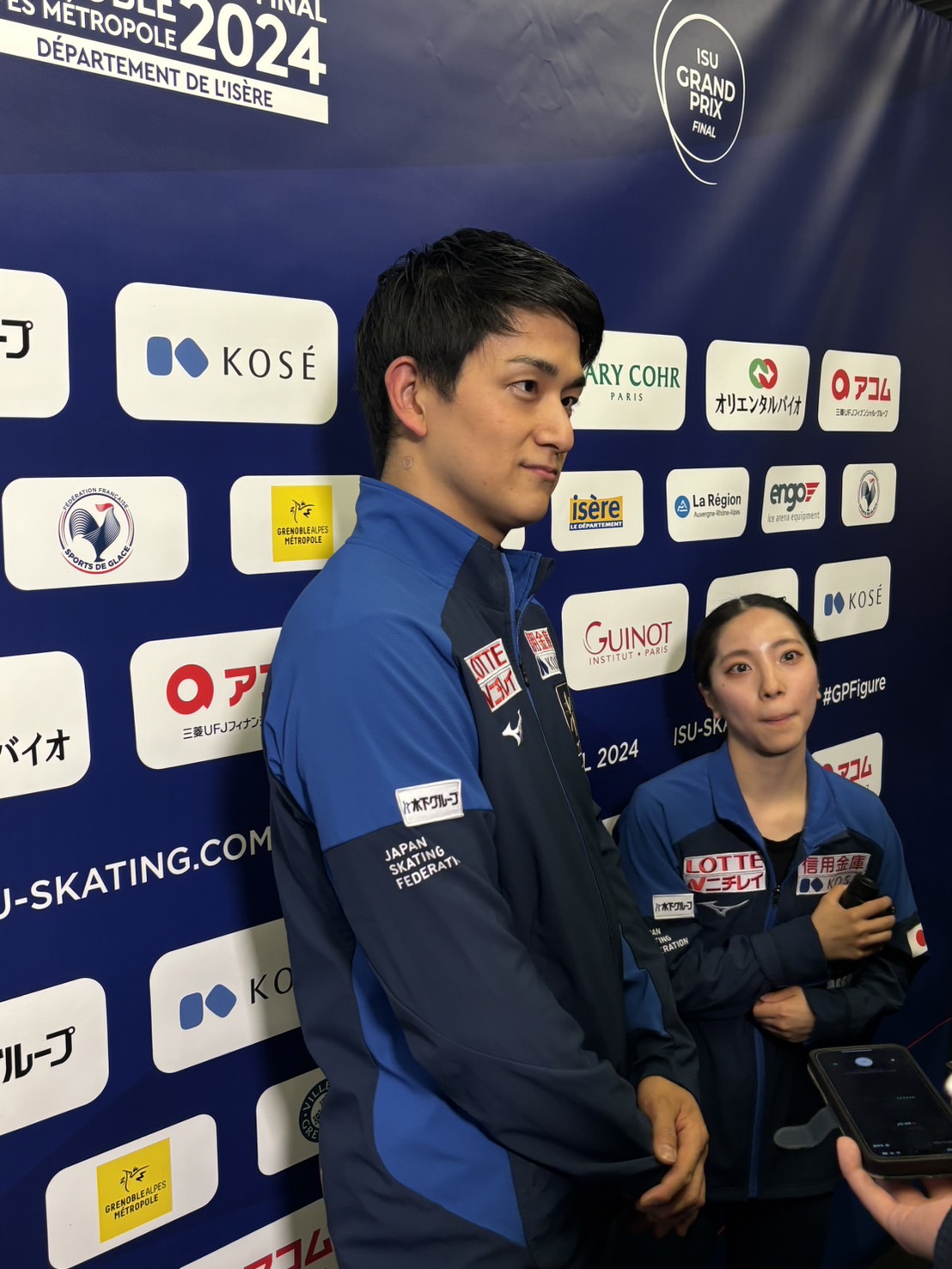 GPファイナルの公式練習を終えて思いを語る三浦璃来（右）、木原龍一組（撮影・松本愛香）