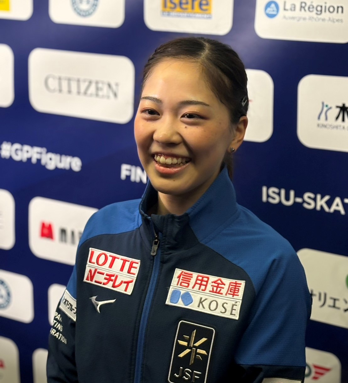 フィギュアスケートGPファイナルの女子公式練習後の取材で笑顔を見せる吉田（撮影・松本愛香）