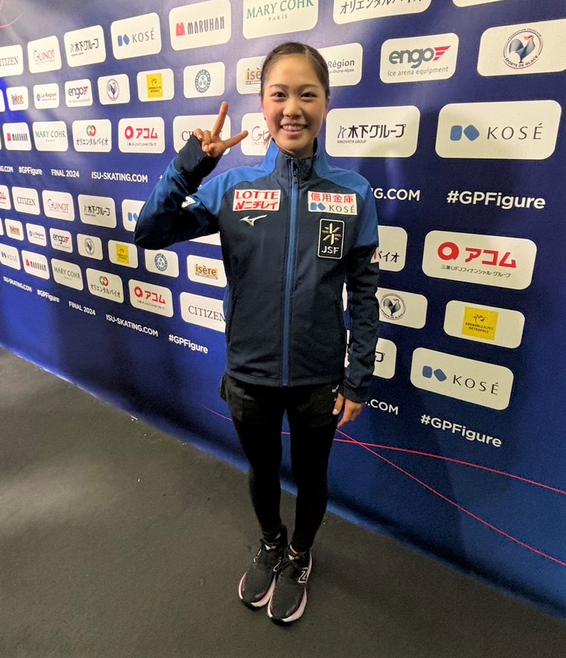 フィギュアスケートGPファイナルの女子公式練習後の取材で笑顔を見せる吉田（撮影・松本愛香）
