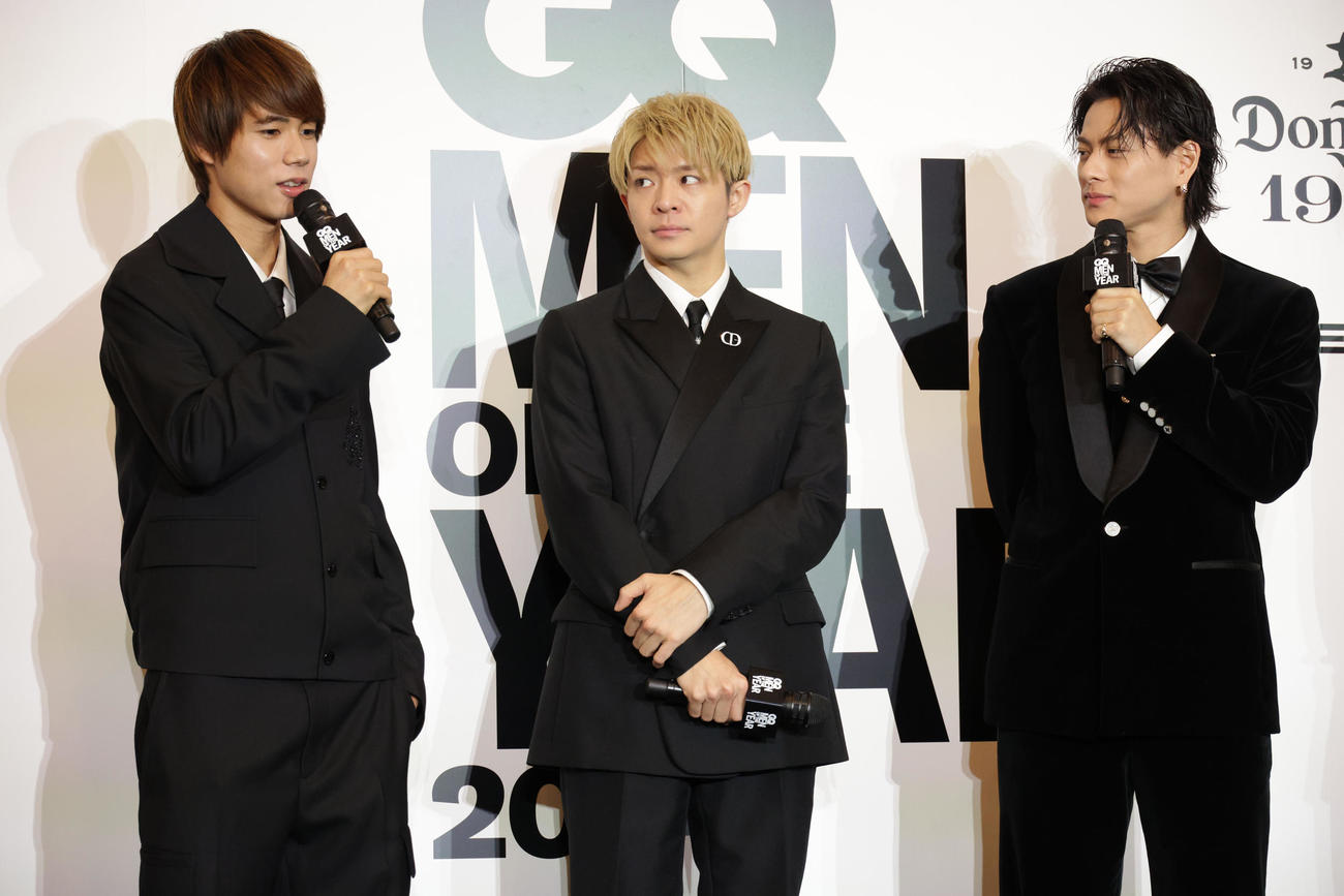 「GQ MEN OF THE YEAR 2024」を受賞した、左から堀米、Number＿i岸優太、平野紫耀（撮影・中島郁夫）