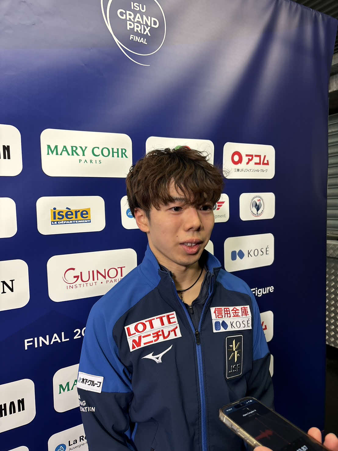 公式練習後にインタビューに応じる佐藤