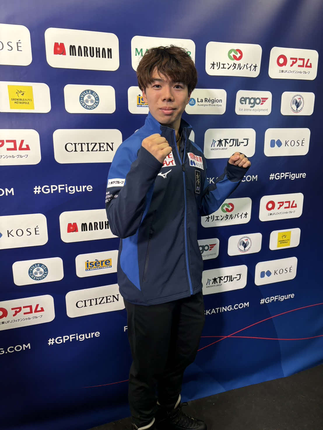 公式練習後の取材エリアでポーズの佐藤