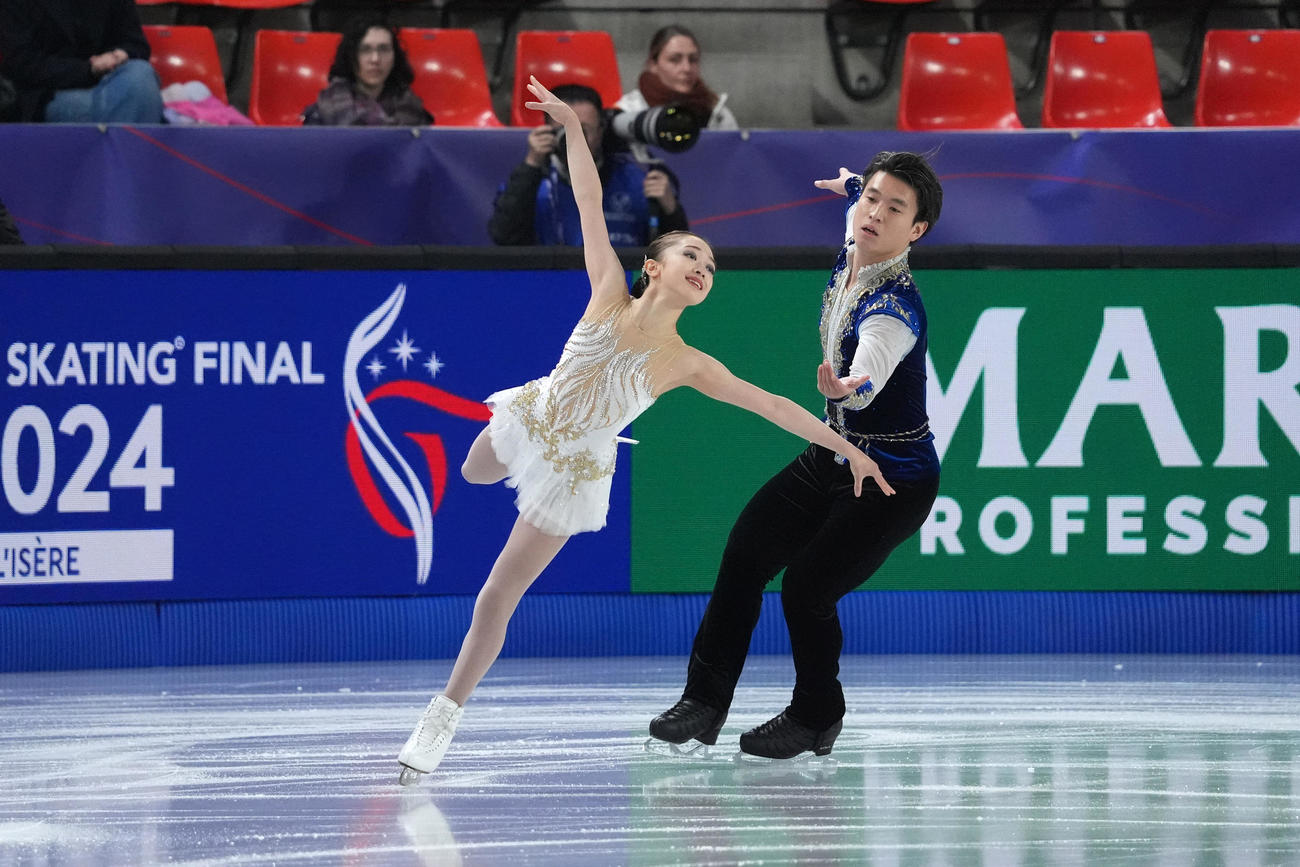 ジュニアGPファイナル　ジュニアペアSPで演技する清水咲衣＆本田ルーカス剛史組（撮影　パオロ・ヌッチ）