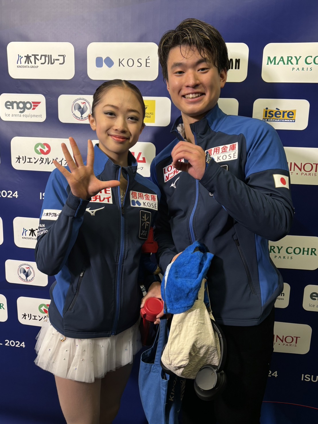 ジュニアGPファイナルのペアSPを終えて、自己ベスト50点台を喜ぶ清水咲衣（左）、本田ルーカス剛史組（撮影・松本愛香）