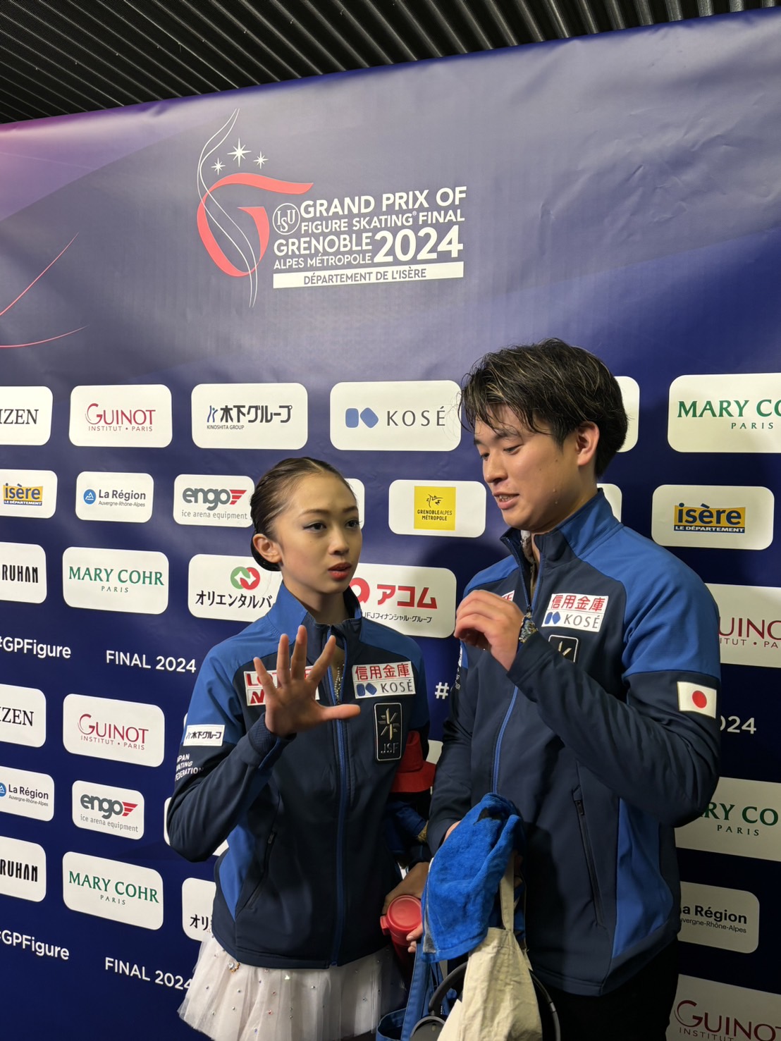 ジュニアGPファイナルのペアSPを終えて、自己ベスト50点台を喜ぶ清水咲衣（左）、本田ルーカス剛史組（撮影・松本愛香）