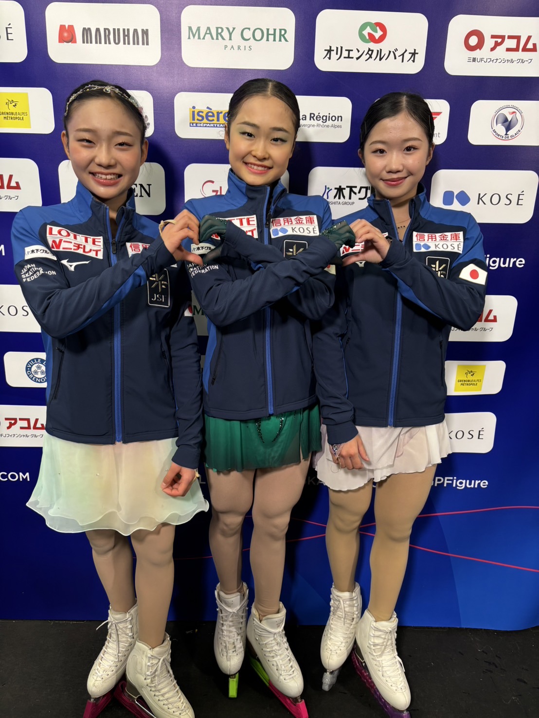ジュニアGPファイナルの女子SPで首位に立った島田麻央（中央）と2位の和田薫子（左）、3位の中井亜美（撮影・松本愛香）