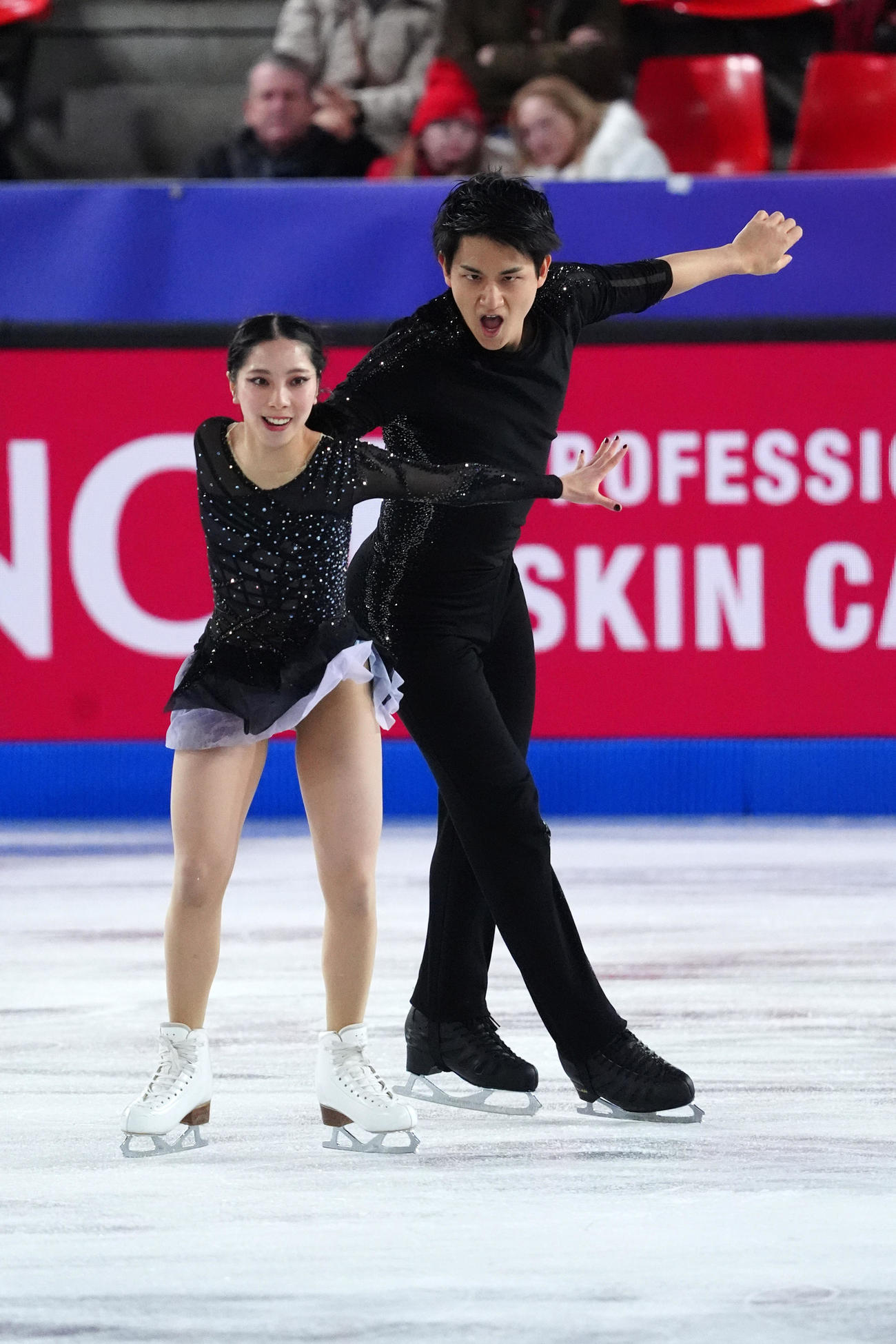 GPファイナル　ペアSP　演技する三浦璃来、木原龍一組（撮影　パオロ・ヌッチ）