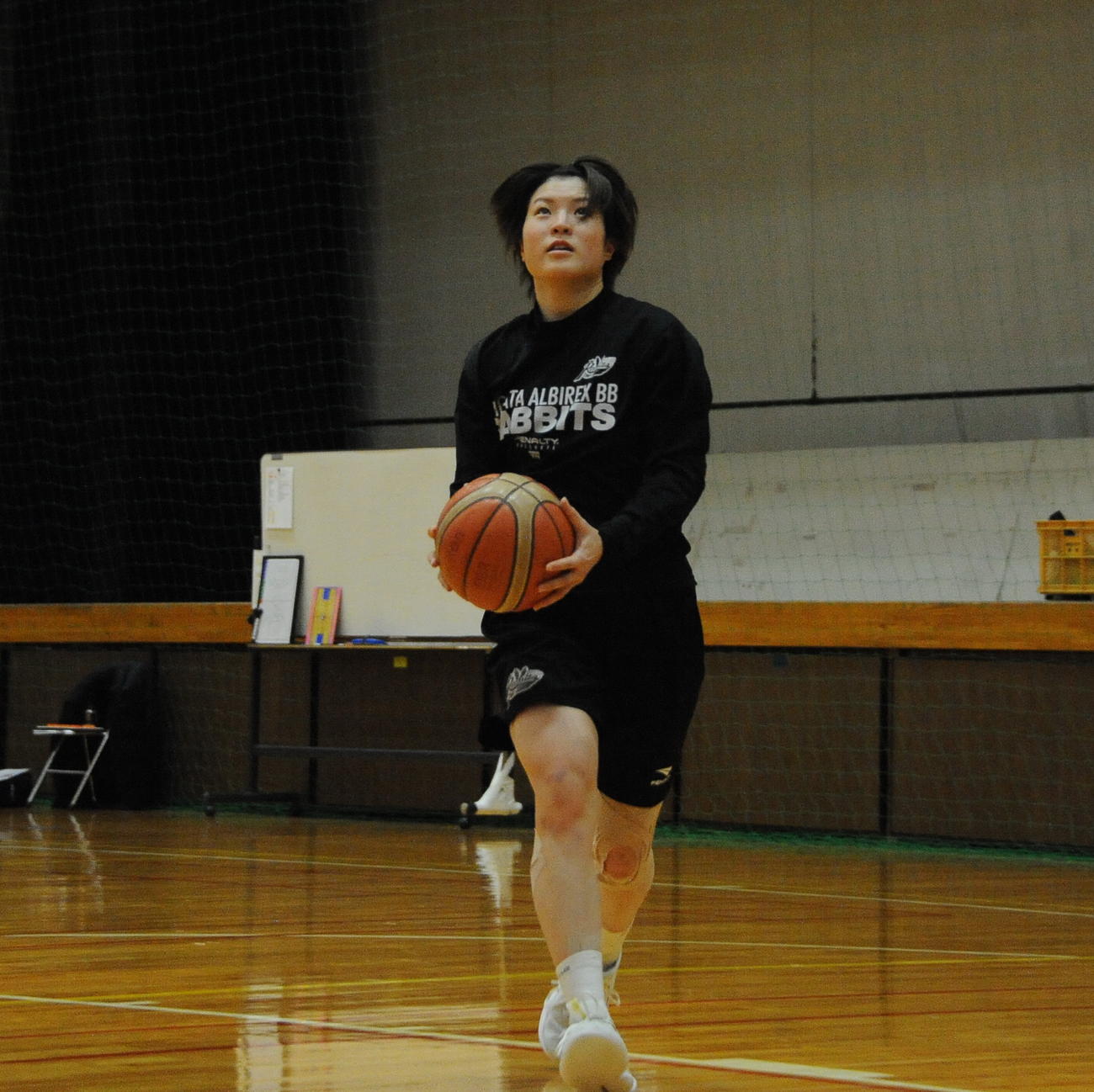 ドリブルしながらゴールリングを見つめる北川（撮影・小林忠）