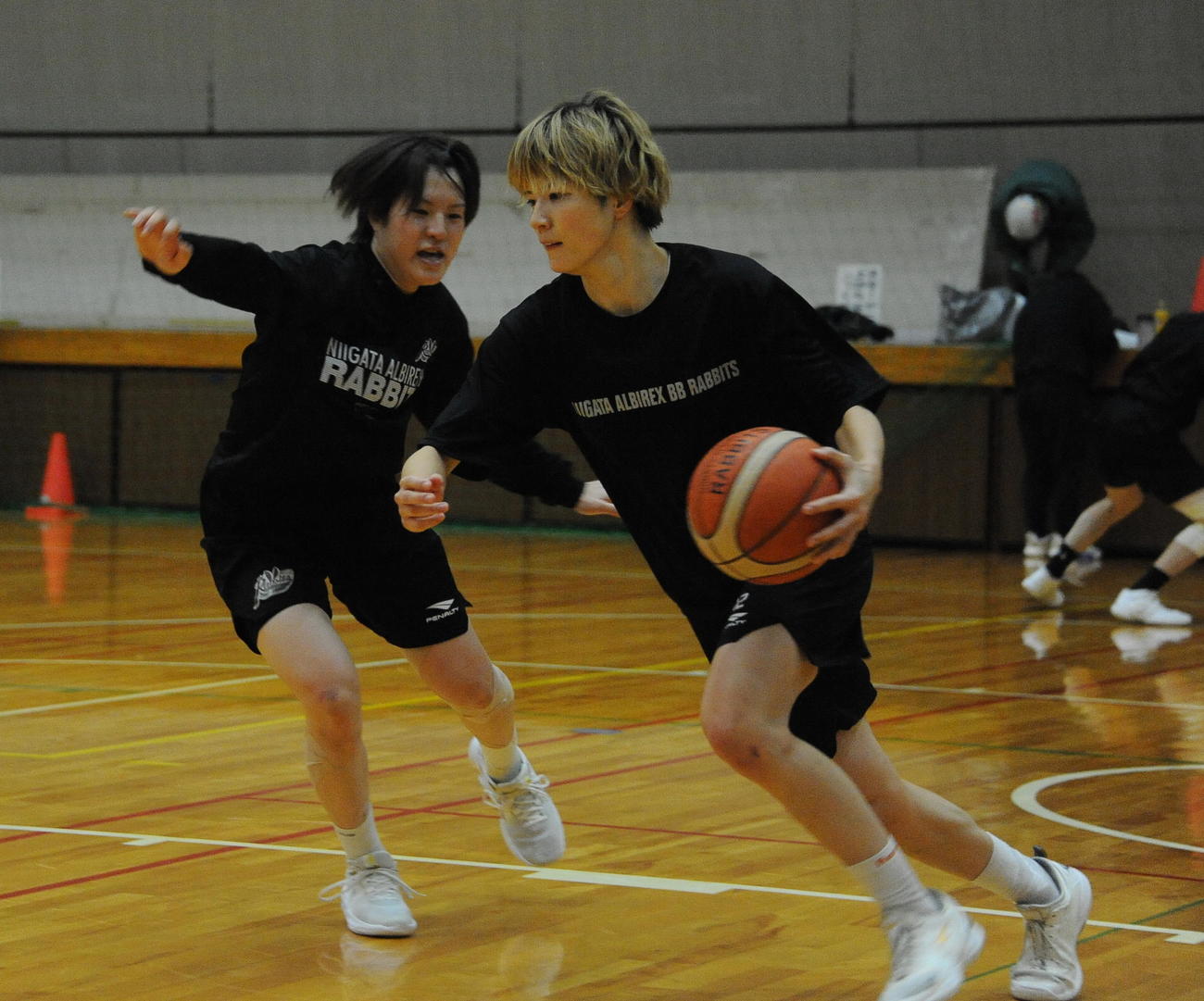 激しく守備をする北川（左）（撮影・小林忠）