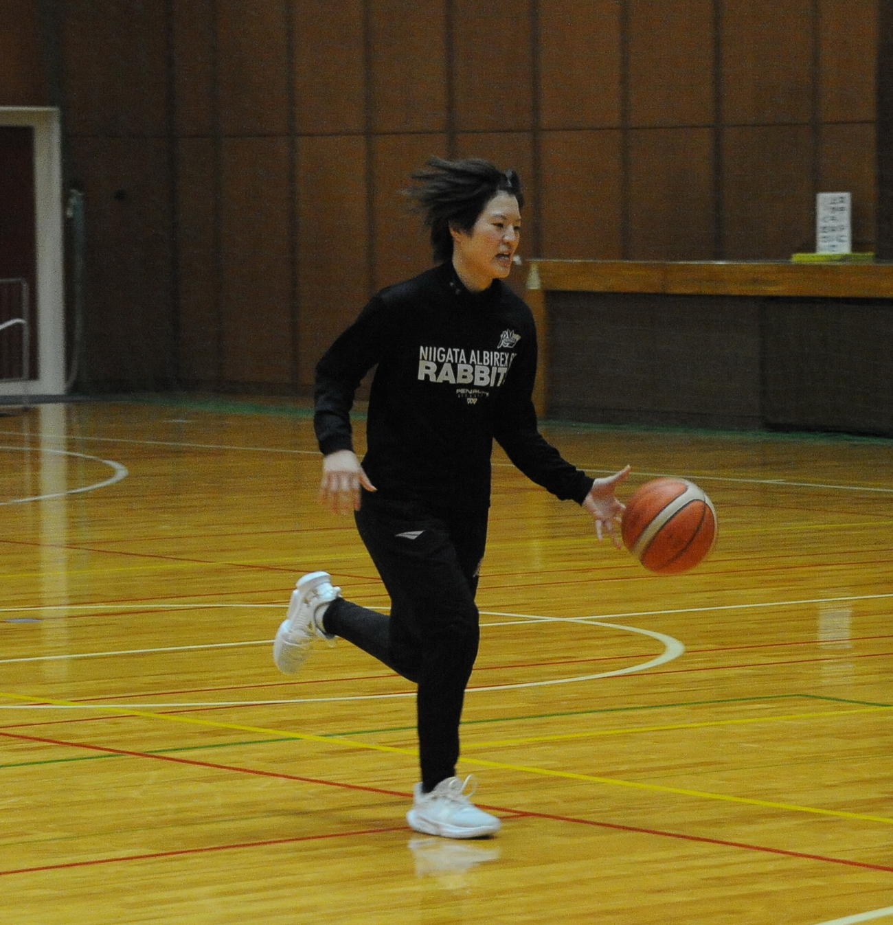 ドリブルする北川（撮影・小林忠）