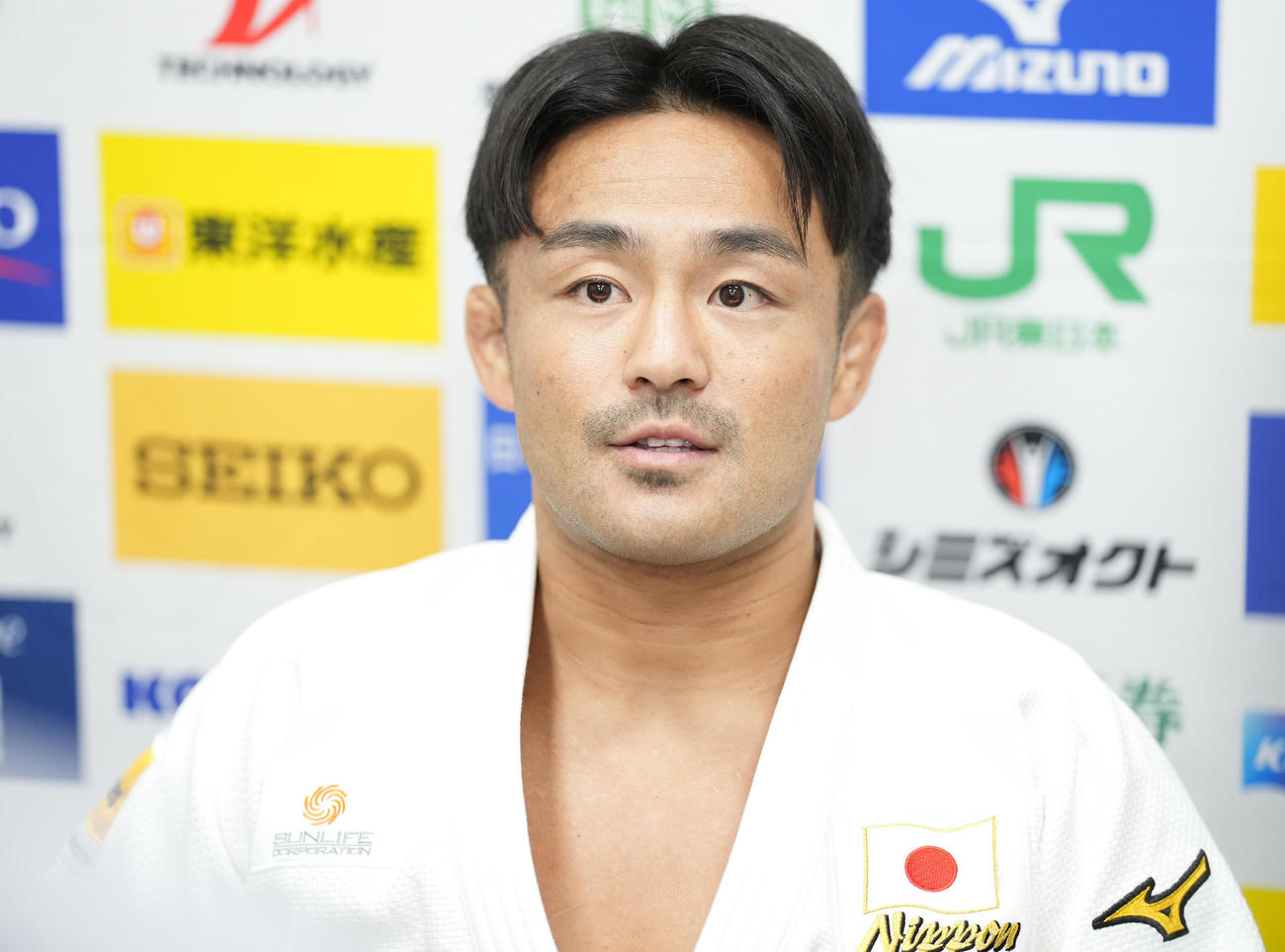囲み取材に応じる橋本（撮影・鈴木みどり）
