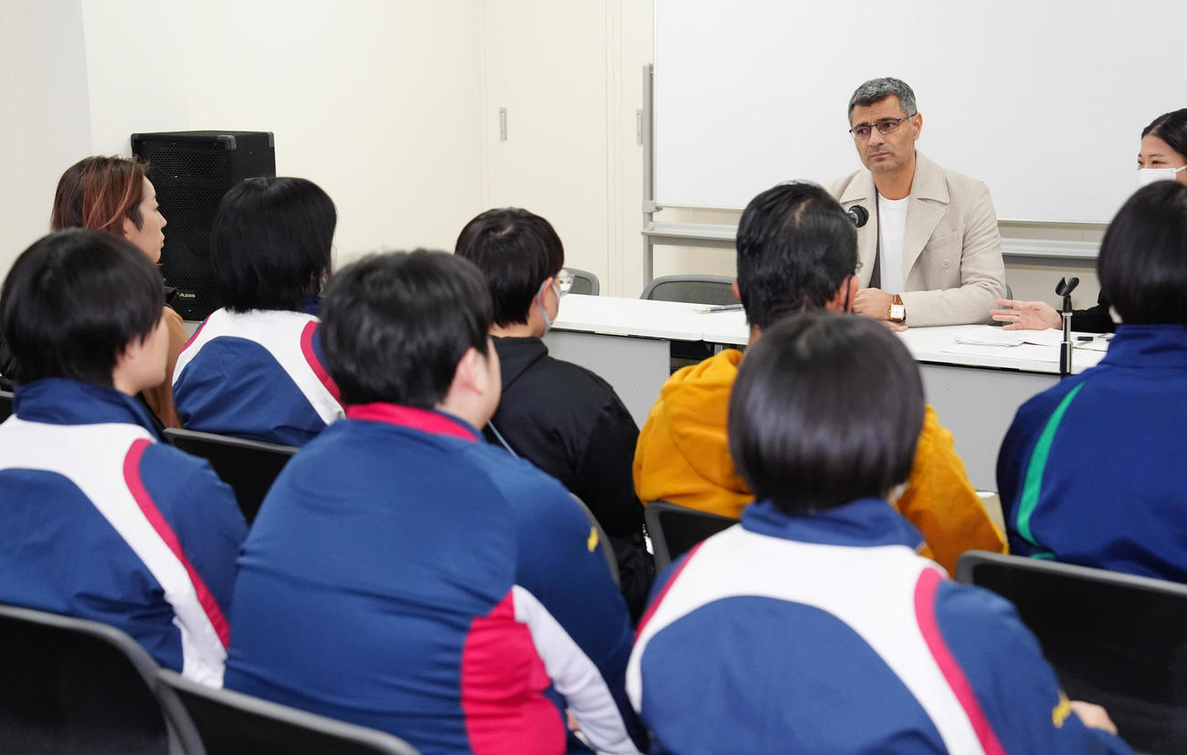 強化指定選手講習会で講師を務める「無課金おじさん」こと射撃のディケチ（後方左）（撮影・江口和貴）