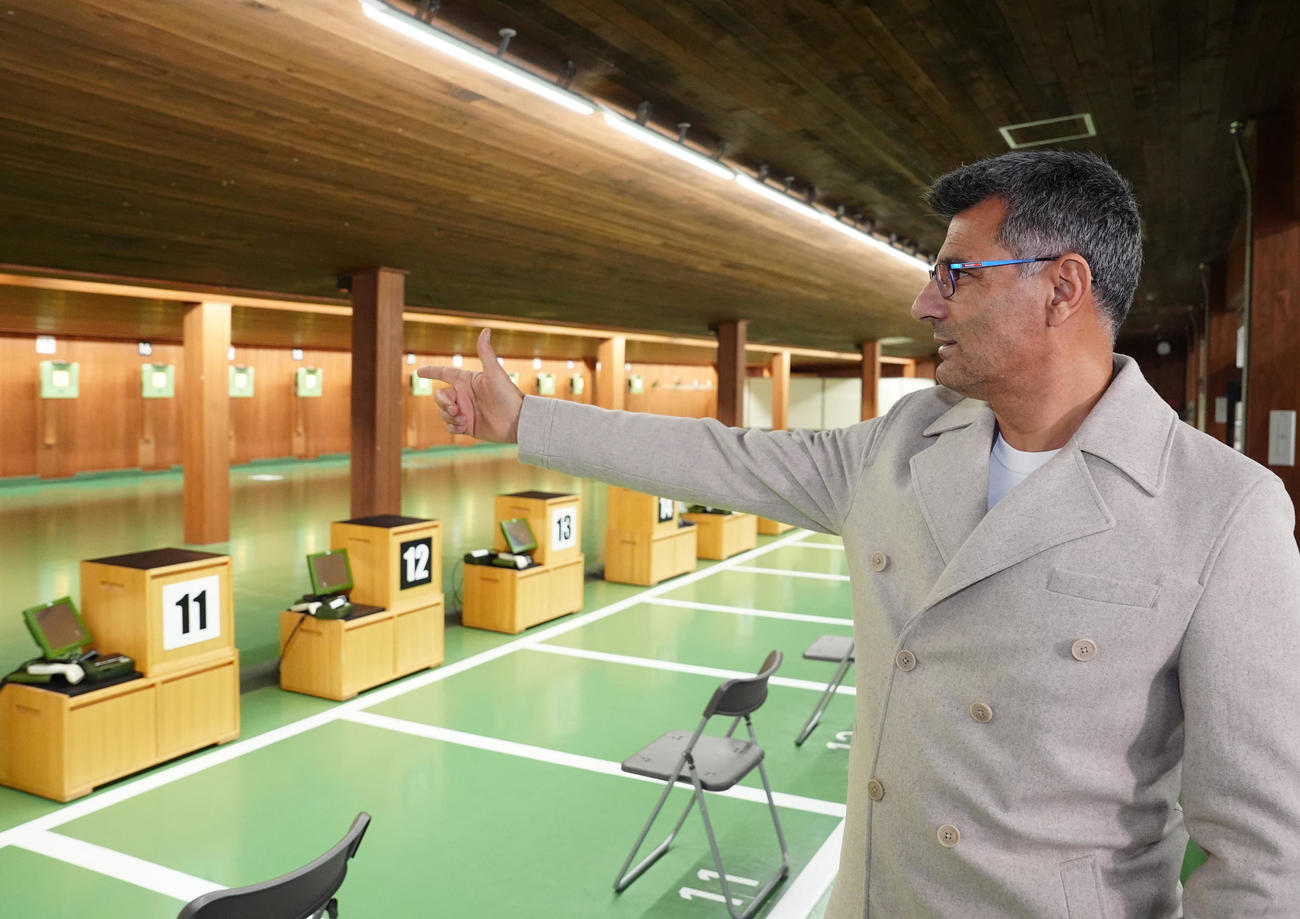 栃木県ライフル射撃場を訪れ、ポーズを決める「無課金おじさん」ことディケチ（撮影・江口和貴）