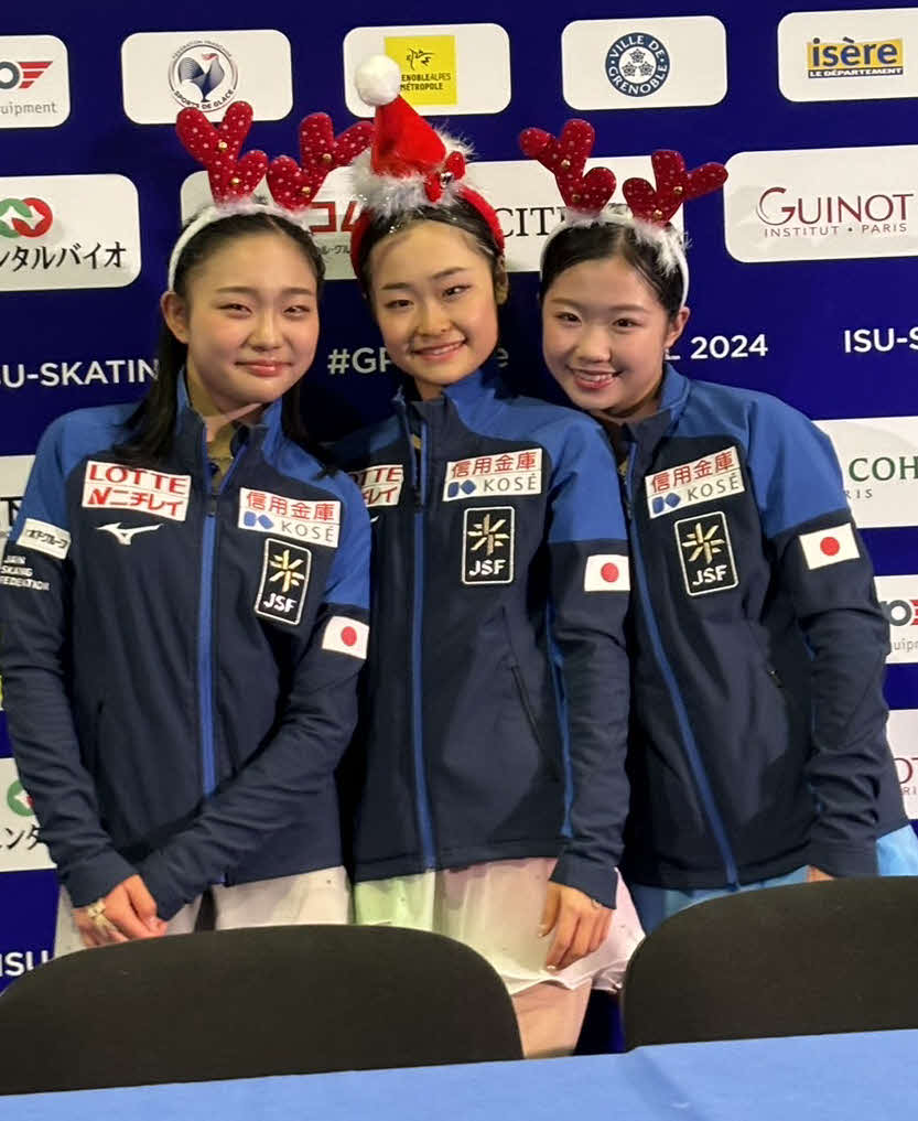ジュニアGPファイナルの女子を制した島田麻央（中央）と2位の和田薫子（左）、3位の中井亜美（撮影・松本愛香）