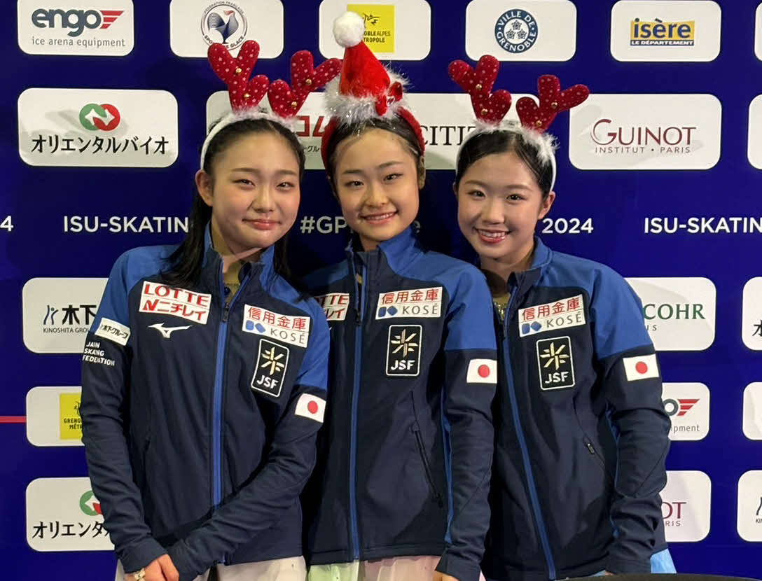 ジュニアGPファイナルの女子を制した島田麻央（中央）と2位の和田薫子（左）、3位の中井亜美（撮影・松本愛香）