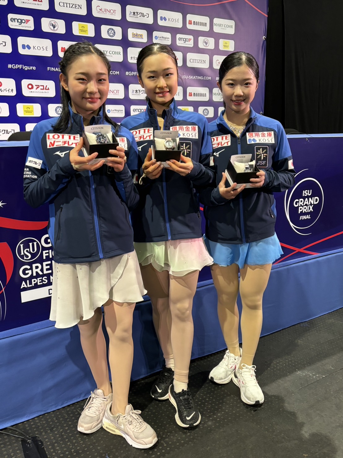 ジュニアGPファイナルの女子を制した島田麻央（中央）と2位の和田薫子（左）、3位の中井亜美（撮影・松本愛香）