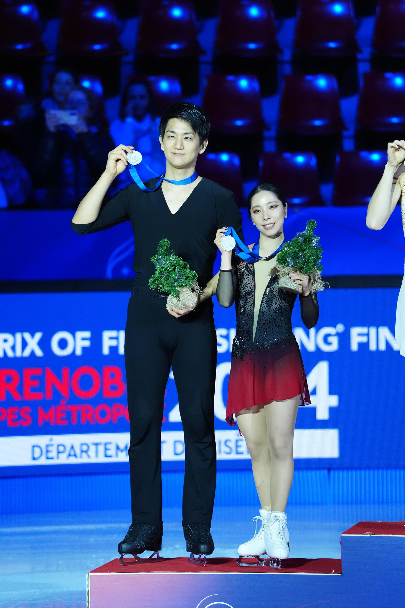 GPファイナル　ペア・フリー表彰式　2位の三浦璃来＆木原龍一組（撮影　パオロ・ヌッチ）