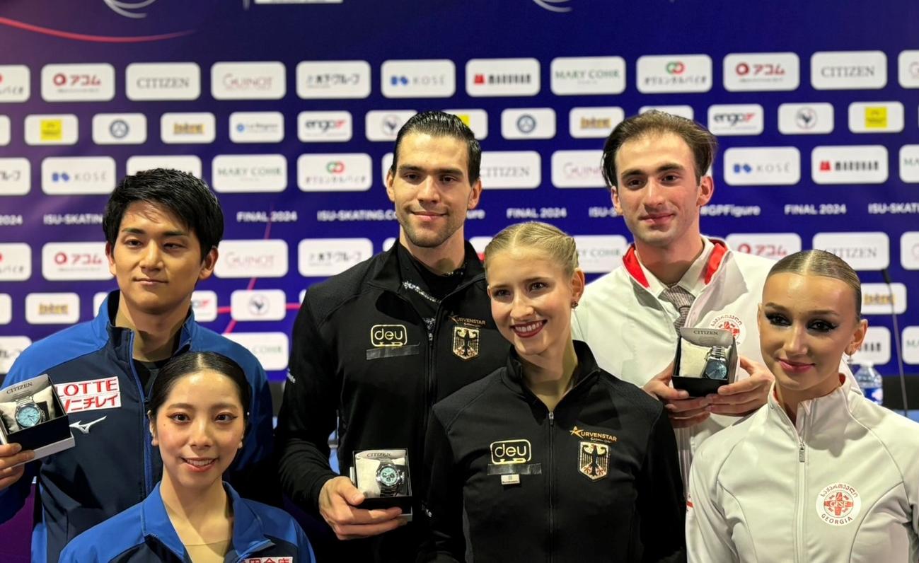 フィギュアスケートGPファイナルのペアで2位となった木原龍一、三浦璃来組、1位のミネルヴァ・ファビアン・ハーゼ、ニキータ・ボロディン組、3位のアナスタシア・メテルキナ、ルカ・ベルラワ組（左から）（撮影・松本愛香）