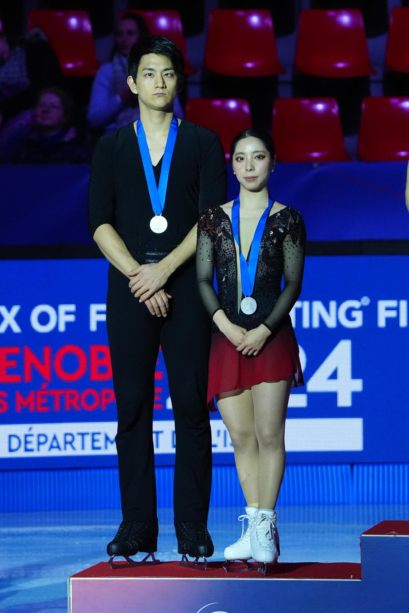 GPファイナル　ペア・フリー表彰式　2位の三浦璃来＆木原龍一組（撮影　パオロ・ヌッチ）
