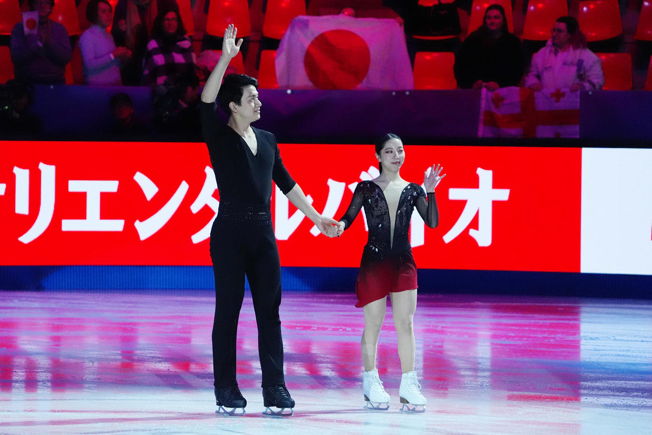 GPファイナル　ペア・フリー表彰式　2位の三浦璃来＆木原龍一組（撮影　パオロ・ヌッチ）