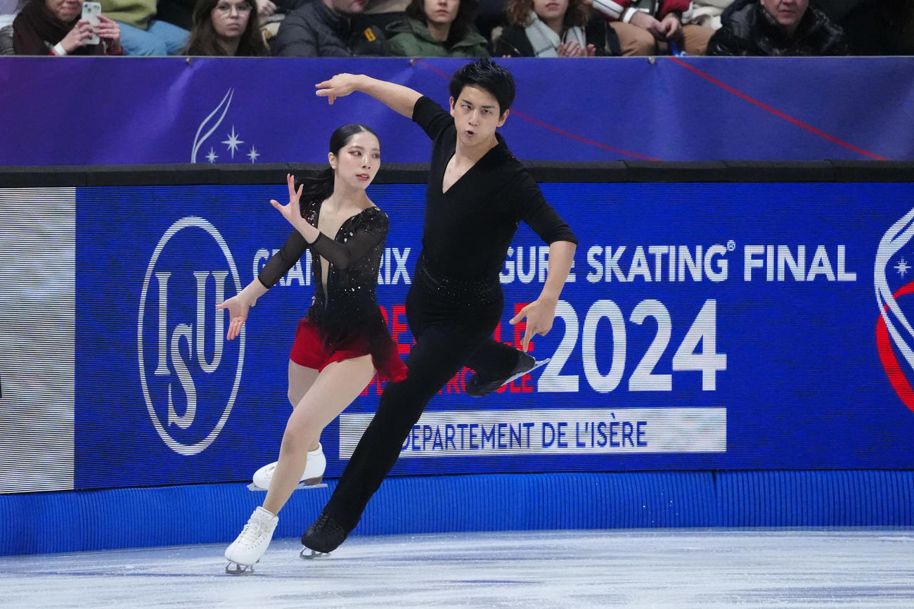 GPファイナル　ペア・フリー　演技する三浦璃来＆木原龍一組（撮影　パオロ・ヌッチ）