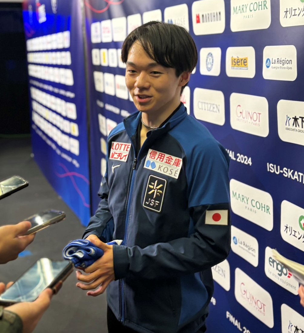 フィギュアスケートGPファイナルの男子SP後に取材に応じる鍵山（撮影・松本愛香）