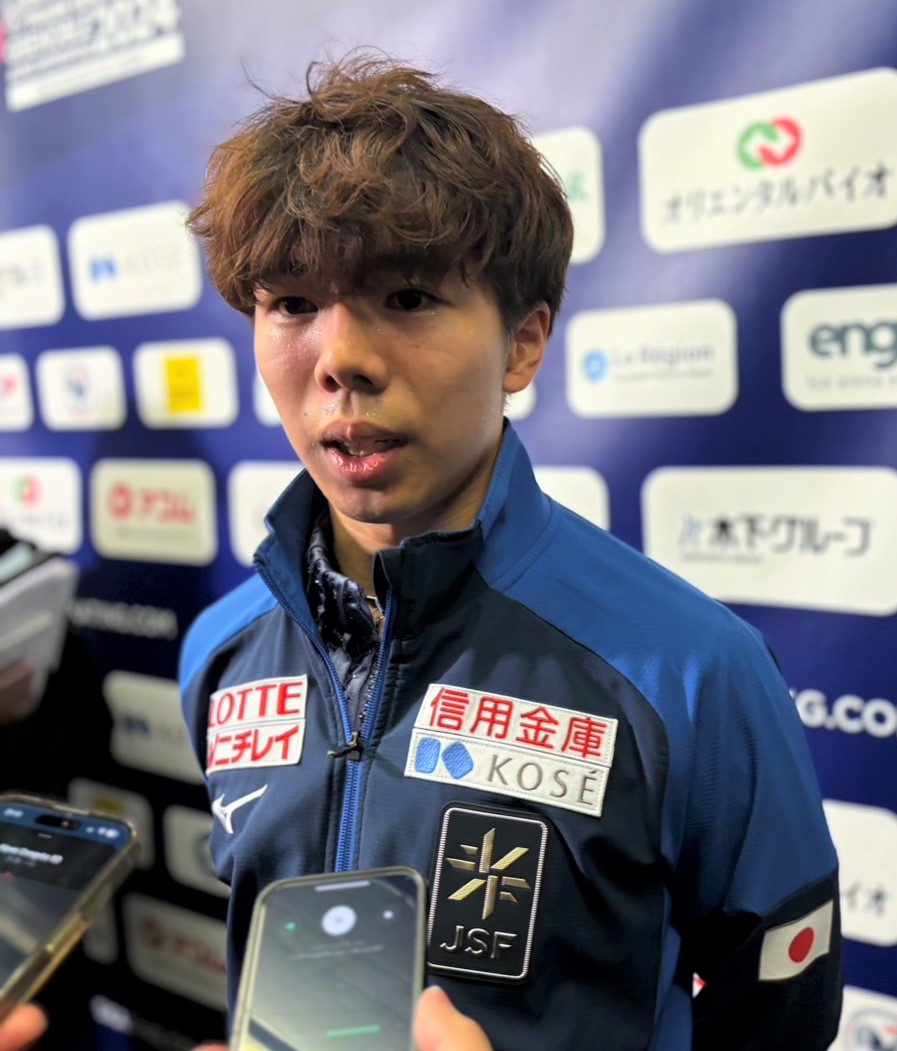 フィギュアスケートGPファイナルの男子SP後に取材に応じる佐藤（撮影・松本愛香）