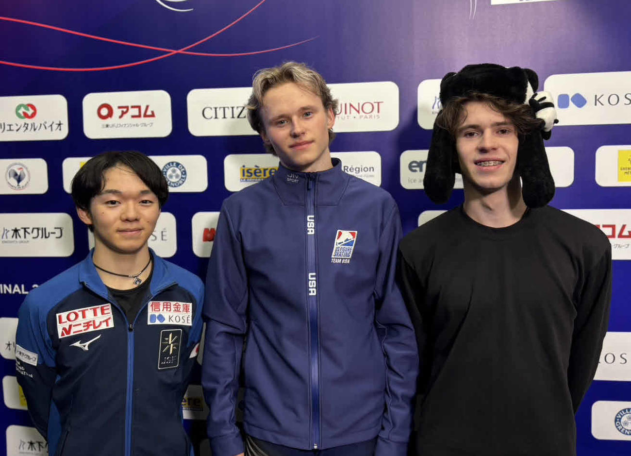 SPを終えて笑顔の3人。左から鍵山優真、イリア・マリニン、ミハイル・シャイドロフ（撮影・松本愛香）