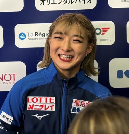 フィギュアスケートGPファイナルの女子フリー後に取材に応じる坂本(撮影・松本愛香)