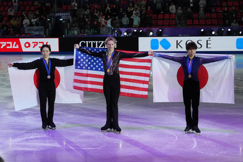 GPファイナル　男子フリー　左から2位の鍵山優真、優勝したイリア・マリニン、3位の佐藤駿（撮影　パオロ・ヌッチ）