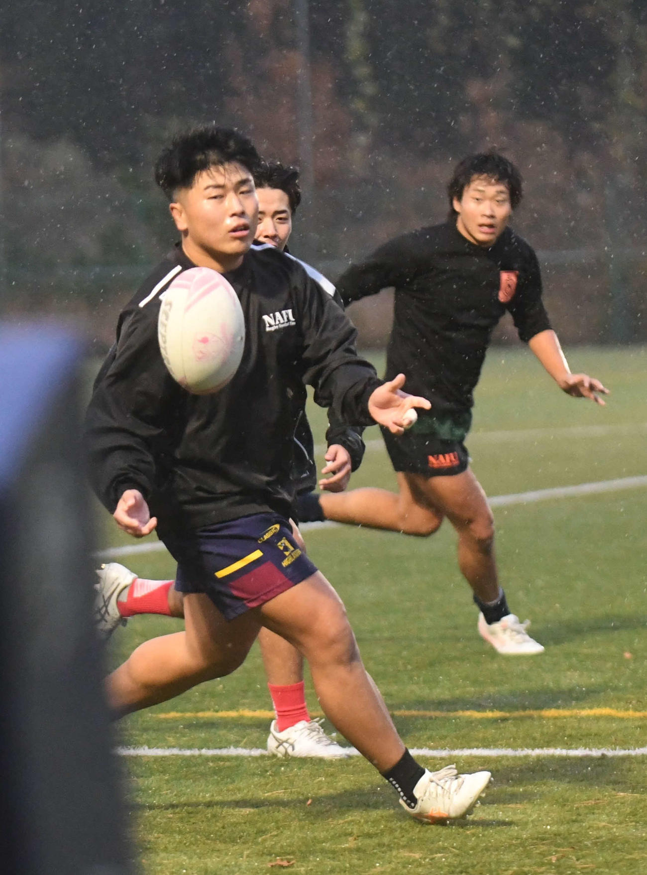 国士舘大戦に向けた練習でパスをつなぐ尾沼主将（左）