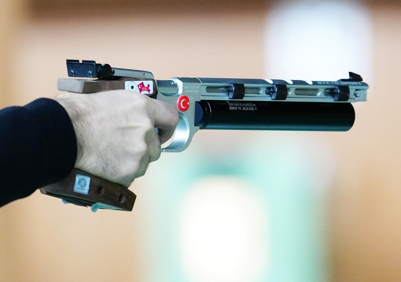日本トルコ親善射撃競技大会の公式練習に臨むディケチのエアピストル（撮影・江口和貴）