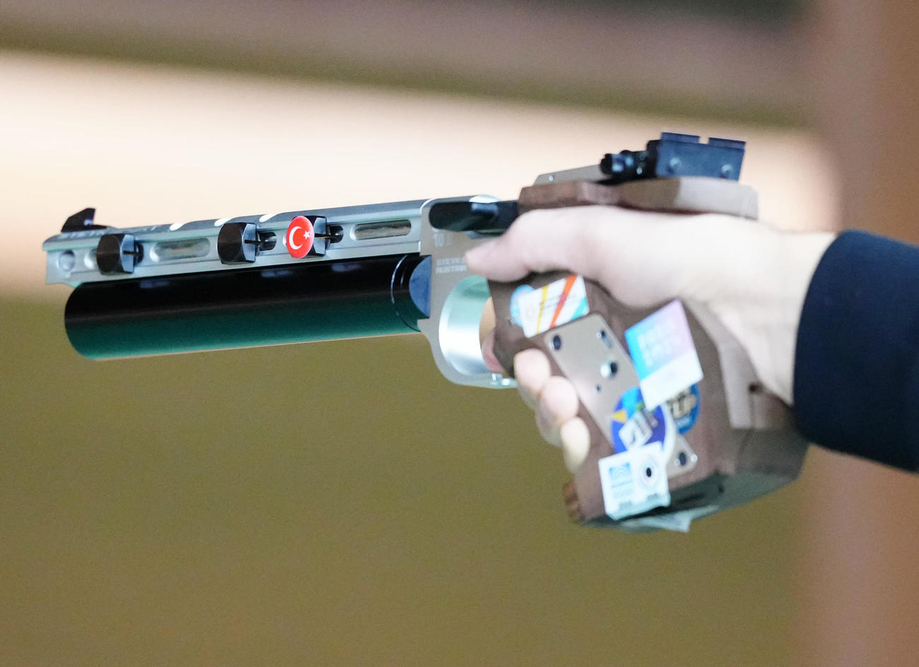 日本トルコ親善射撃競技大会の公式練習に臨むディケチのエアピストル（撮影・江口和貴）